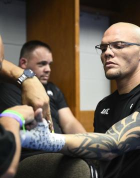 Anthony Smith gets his hands wrapped backstage during the UFC 261 event