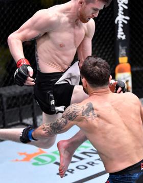 Cory Sandhagen nocauteia Frankie Edgar no UFC Vegas 18. (Foto por Chris Unger/Zuffa LLC)