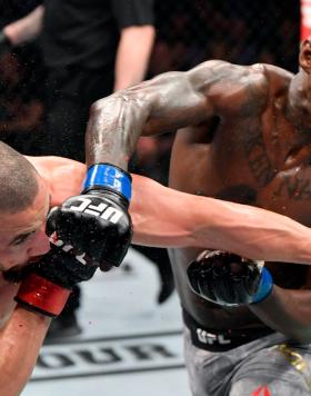 Israel Adesanya golpeia Robert Whittaker no UFC 243 em outubro de 2019 (Jeff Bottari/Zuffa LLC)