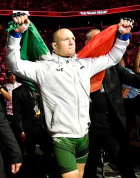 Marvin Vettori of Italy prepares to fight Israel Adesanya of Nigeria in their UFC middleweight championship fight during the UFC 263 event at Gila River Arena on June 12, 2021 in Glendale, Arizona