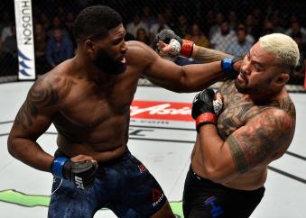PERTH, AUSTRALIA - FEBRUARY 11:  (L-R) Curtis Blaydes punches Mark Hunt of New Zealand in their heavyweight bout during the UFC 221 event at Perth Arena on February 11, 2018 in Perth, Australia. (Photo by Jeff Bottari/Zuffa LLC via Getty Images)